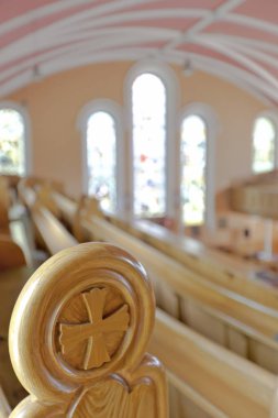 Mimarlık ve mobilya özellikle Avrupa ülkelerinde eski kilise binalarda çok çarpıcı olabilir. Binada bir eski kilise Thornhill (İskoçya) üst uç oyulmuş bir haç ile bu eski banka bu bir örnektir.