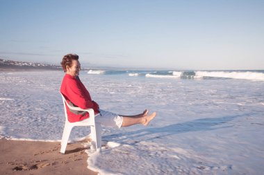Gelgit Kleinbrak plajda geliyordu ve dalgalar bir atış içine karım konuşmak başardı! Su çok soğuktu, ama o kendini bir beyaz plastik sandalyenin üstüne oturtmak mutluydu! O ateş çok beğendim.