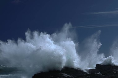 Doğa, kıyı şeridi ' pitoresk ve kayalık vadi Bahçe rotasındaki Güney Afrika'nın bazı yerlerde. Bu resmi yüksek gelgit karşı öğleden sonra arka yıldırım sıçramasına dalgasının şanslıydım.