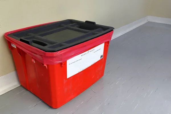 Hospitals and medi clinics have to deal with lots and lots of waste each day. They need effective waste bins to get rid of all ther unwanted stuff. This is a waste bin used in a medical clinic.