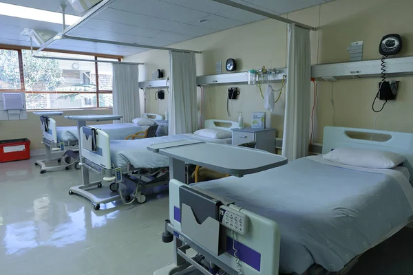 这是一张南非一家诊所的临床清洁和设备齐全病房的图片 准备使用的每一件设备 — 图库照片
