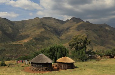 Burada zavallı Lesotho insanlar nerede tarım bir yaşam yapmak Maluti Dağları yakın onların çamur evlerde yaşıyor. Maluti dağlar 3000 metreden daha yüksek olduğunu.