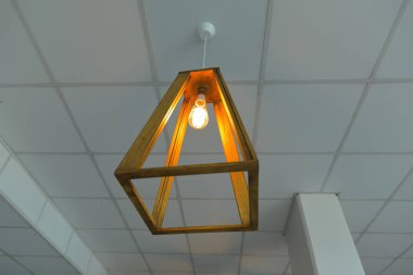 Bu ışık bir otelde ilginç bir, güzel ahşap çerçeve vardır. Eve yapılmış gibi görünüyor. Ancak, bu amacına hizmet vermektedir!