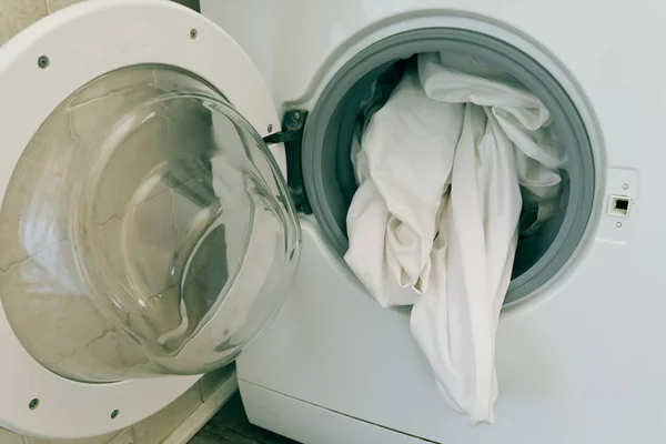 多くの子供を持つ世帯の洗濯機が必要です この洗濯機は日常的に つの家族をサービスします — ストック写真