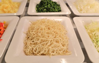 Akıllı restoran yemekleri büfe için bütün bir dizi sunuyor. Makarna, salata, güzel büyük bir yemek için hazırlanan vb olduğunu.