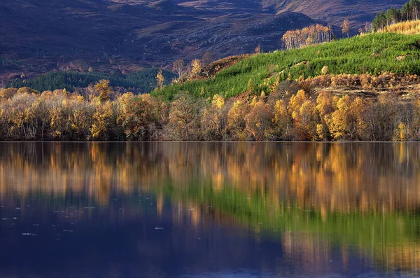 Loch Achilty Als Gevolg Van Haar Herfst Kleding November 2011 — Stockfoto