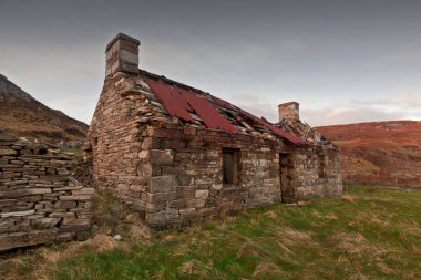 Melness yakın doğu kıyı şeridi İskoçya Highlands yakınındaki bir eski, tahribe çoban evi. Çoban kar, yağmur ve rüzgar taş evlerde uzun yıllar katlanmak zorunda kaldı.