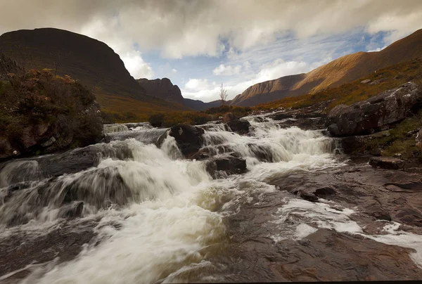 Een Zware Regenval Draait Water Afdaling Een Berglandschap Schotse Hooglanden — Stockfoto