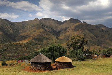 Bu resmi bir çok basit ve temel yaşam tarzı onların yoksulluk içinde yaşayan Sotho dili insanlarla Lesoto ülkesindeki tipik bir Maluti dağ manzarası canlandırıyor.