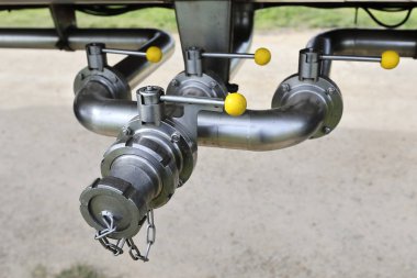 Bu dokunun sistem süt kamyon şoförü saklı ve güvenli süt tutar, aynı zamanda akışı alıcılar için aç.