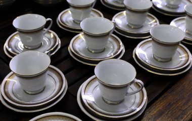 Güzel kullanılan bardak ve tabaklar Groot Brak Güney Afrika'da bir açık artırmada satılacak hazır