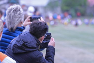 Heyecan verici anneler İlköğretim Okulu atlethic toplantıda Hartenbos (Güney Afrika) çocuklarını 70 metre fotoğraf hazır çalıştırmak.