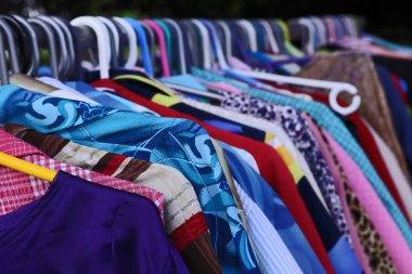 Yeni bayanlar giyim tüm boyutları, renkler ve tasarımlar büyük Brak Nehri Güney Afrika'da bir açık piyasa ekranda