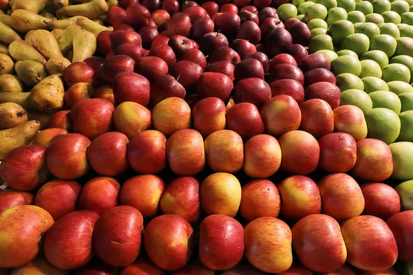The fruit market at George (South Africa) offers a wonderful choice of apples, pears and a lot more fruit to buy.
