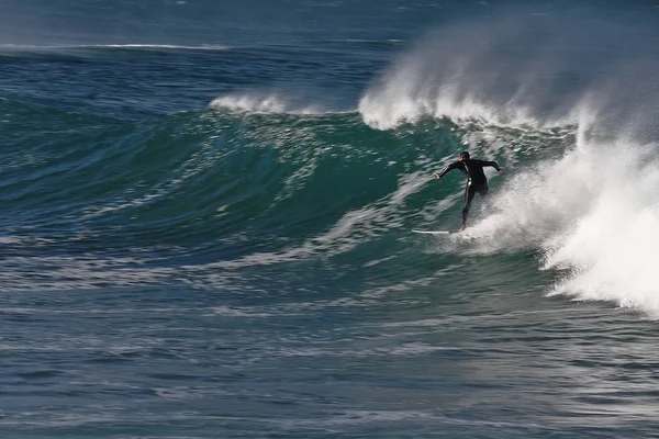 Bilinmeyen bir sörfçü kendini yüksek gelgit ölmek Punt yakındaki Mossel Bay, Güney Afrika, büyük dalgalar üzerinde sahiptir.