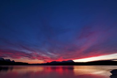 Suya yansıyan bulut resimlere