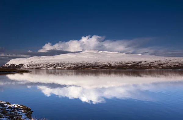 Mooie reflecties van de sneeuw en cloud — Stockfoto