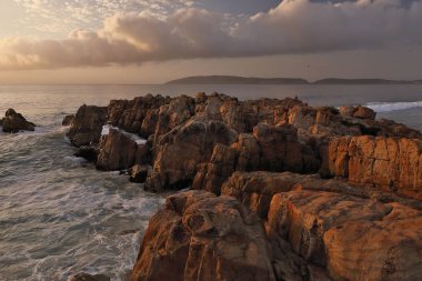 Okyanusta sağlam ve masif kaya duvarı