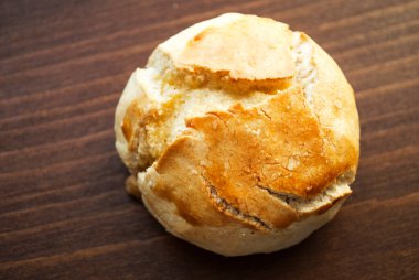 Tahta arka planda küçük yuvarlak ev yapımı glütensiz çörek. İçindekiler: Pirinç unu ve Mısır nişastası