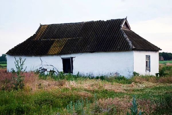 Ruined house, Ukraine. The traditional house of Ukrainian villages made of clay. The concept of the decline of the village. — Stock Image Ruined House Ukraine Traditional House Ukrainian Villages Made Clay Concept Stock Picture