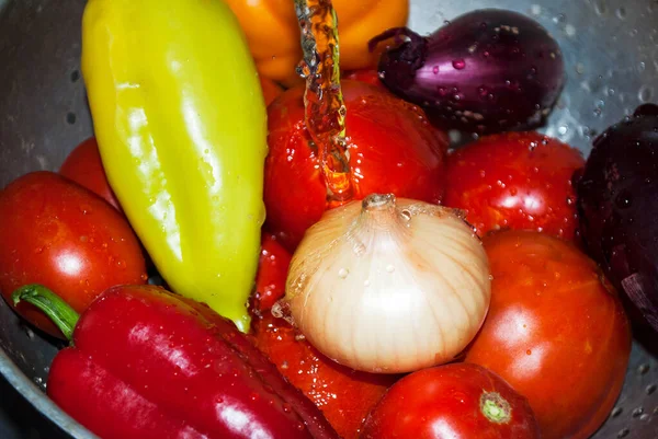 Lave Legumes Sob Torneira Tomates Cebolas Pimentas Escorredor — Fotografia de Stock