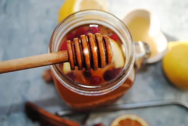 Tutup Tembakan Dekat Pencelup Madu Teh Dengan Buah Cranberry Lemon — Stok Foto