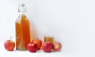 Doğal elma suyuyla birlikte bir şişe ve bardak. Ev yapımı elma suyu. Elma suyu, elma suyu..