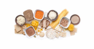 Banner glütensiz set. Glütensiz yemek. Çeşitli glütensiz makarna, ekmek, aperatif ve un, üst manzara. Mısır taneleri.