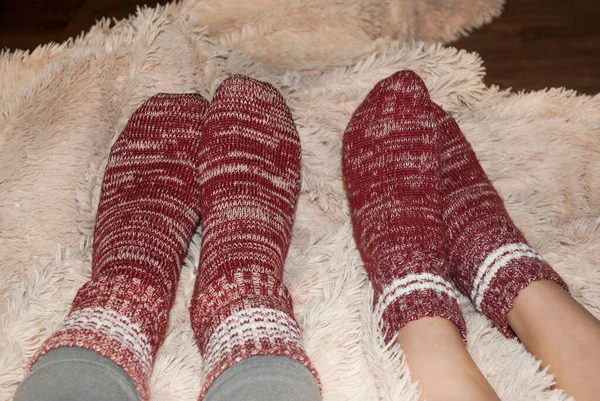 Mutter Und Tochter Identischen Stricksocken Foto Der Füße Einer Frau — Stockfoto