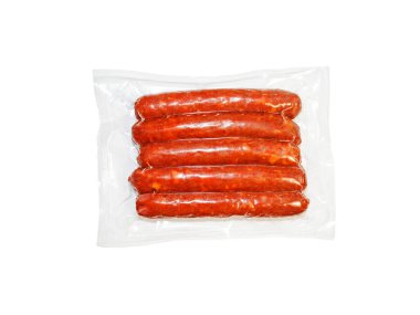 Parlak tütsülenmiş avcı sosisi paketlenmiş. Beyazda izole edilmiş.