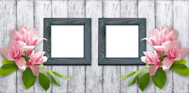 Pembe Manolya çiçek ve iki fotoğraf çerçevesi üzerinde eski püskü ahşap plakalar duvarına tatil arka plan.