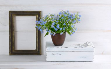 Unutma çiçek buketi kil Kupası, vintage tabut ve provence tarzında Beyaz ahşap eski püskü tahta üzerinde fotoğraf çerçevesi