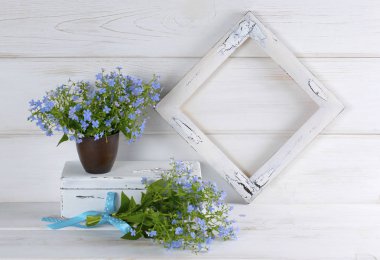 Unutma çiçek buketi kil Kupası, vintage tabut ve provence tarzında Beyaz ahşap eski püskü tahta üzerinde fotoğraf çerçevesi