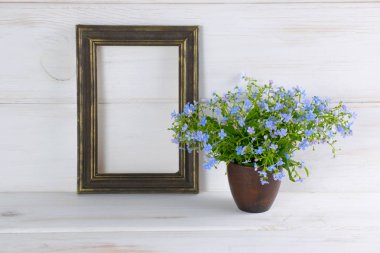 Unutma çiçek buketi kil Kupası ve fotoğraf çerçevelerinde provence tarzında Beyaz ahşap eski püskü Yönetim Kurulu