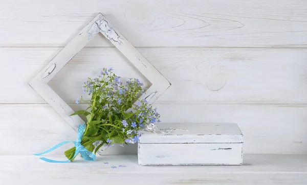 Förgätmigej Blommor Bukett Vintage Kistan Och Fotoram Shabby Vit Träskiva — Stockfoto