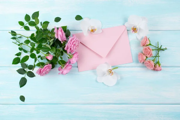 Draufsicht Auf Rosen Und Orchideen Blumen Und Umschlag Auf Holzgrund — Stockfoto