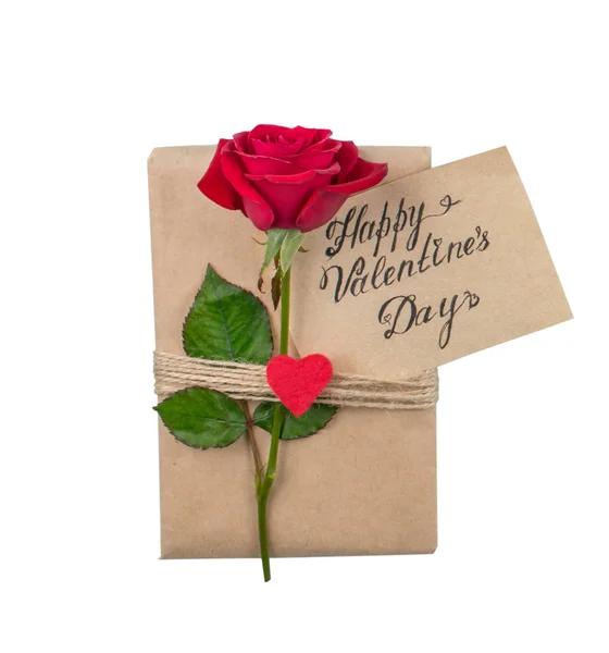 Valentinstag Grußkarte Mit Kraftumschlag Und Roter Rose Auf Weißem Hintergrund — Stockfoto