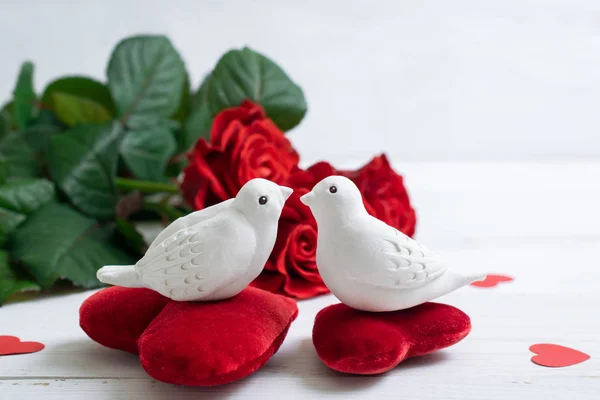 磁器置物ホワイト ベルベットの赤いバラのブーケの背景に装飾的な心の鳥ハトをキスのバレンタインの日の名誉のホーム インテリア — ストック写真