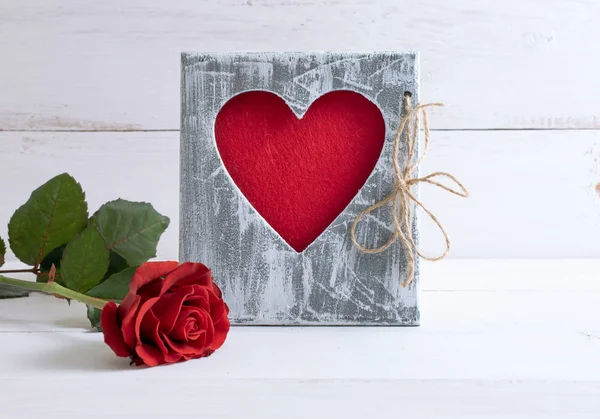 心のモックアップと赤いバラの花のぼろぼろのシックなスタイルのフォト フレームとバレンタインデーの名誉のホーム インテリア — ストック写真