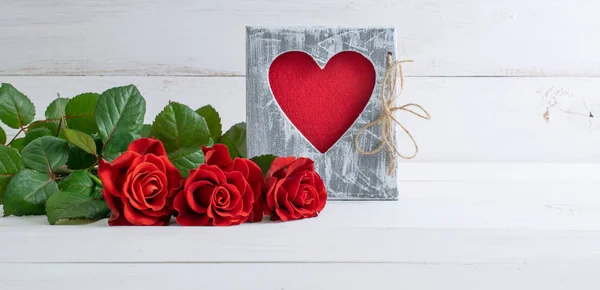 心モックアップと赤いバラの花でぼろぼろのシックなスタイルで写真フレーム付きバレンタインの日の名誉のホーム インテリア — ストック写真