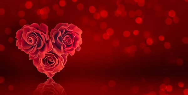 Dekorative Karte Zum Valentinstag Mit Rosenstrauß Herzform Auf Rotem Hintergrund — Stockfoto