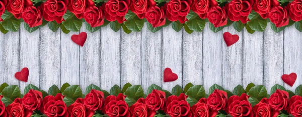 Kırmızı Güller Sevgililer Kalpler Afiş Rustik Tarzı Eski Püskü Ahşap — Stok fotoğraf