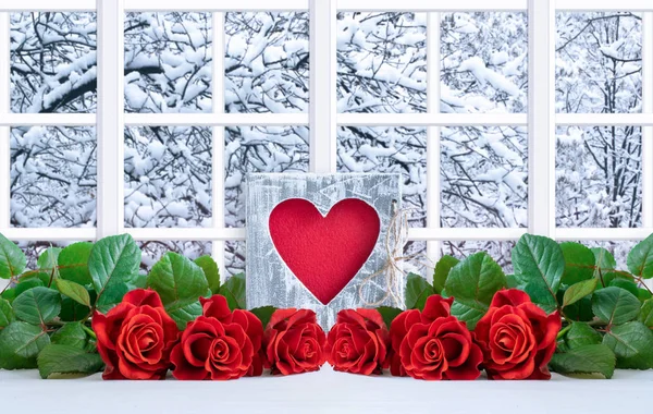 ホーム インテリア心モックアップと赤いバラの花とバレンタインデーのためぼろぼろのシックなスタイルでウィンドウとフォト フレーム — ストック写真