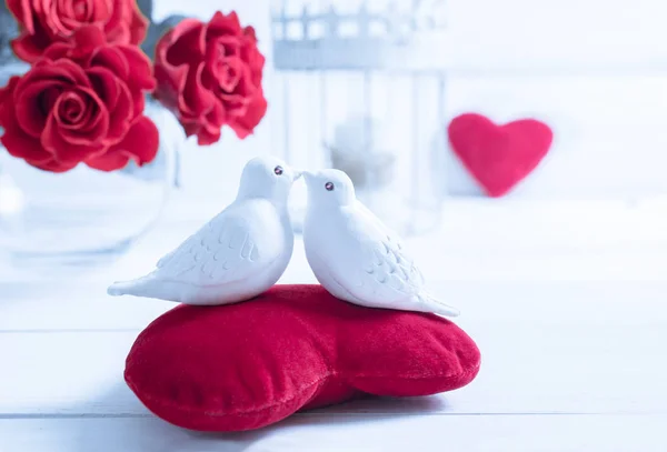 Décor Intérieur Maison Honneur Saint Valentin Avec Figurines Porcelaine Pigeons — Photo