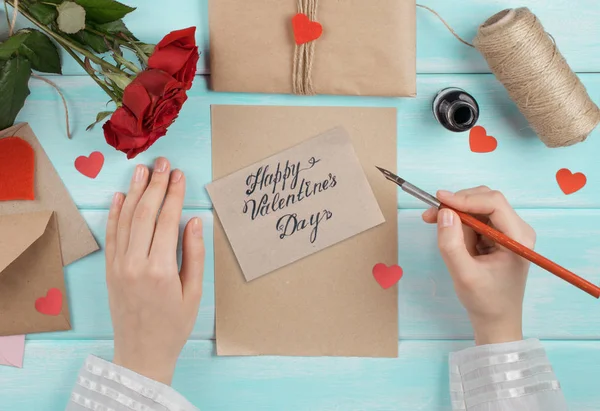 Tema Día San Valentín Vista Superior Las Manos Femeninas Escribe Imagen de stock