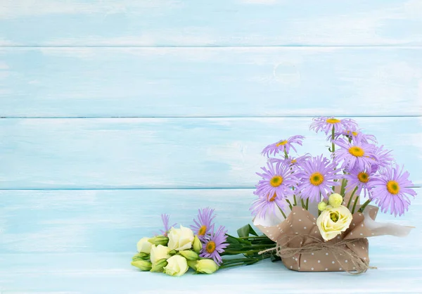 Ahşap duvar arka planda papatya ve gül çiçekleri — Stok fotoğraf