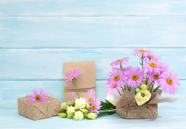Kamille und Rosenblüten und Geschenkbox auf Holzgrund — Stockfoto