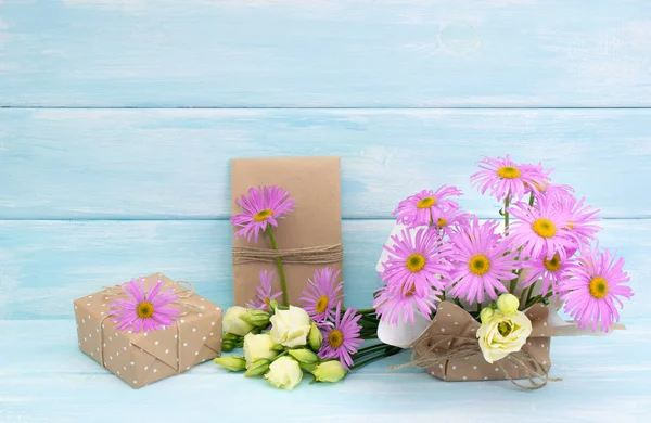Chamomile a růžové květiny a Dárková krabice na dřevěném pozadí — Stock fotografie