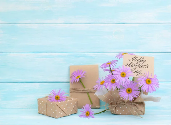 Kamillenblüten, Geschenkbox und Grußkarte zum Muttertag — Stockfoto