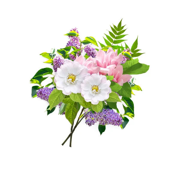 Bouquet terdiri dari bunga lilac, mawar anjing dan magnolia — Stok Foto